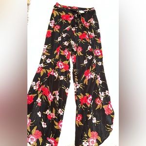 ➡️UPDATED: SOLD⬅️‼️ Casual Short/Skirt Pants with Opening Slits